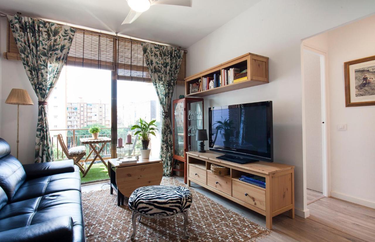 Cozy Apartment Near Fira Gran Via with AC