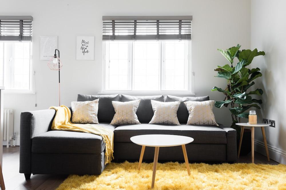 The Soho Hideout  - Modern & Bright 2bdr in Central London