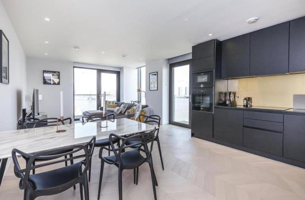 Modern 2 Bedroom Apartment in Greenwich 1