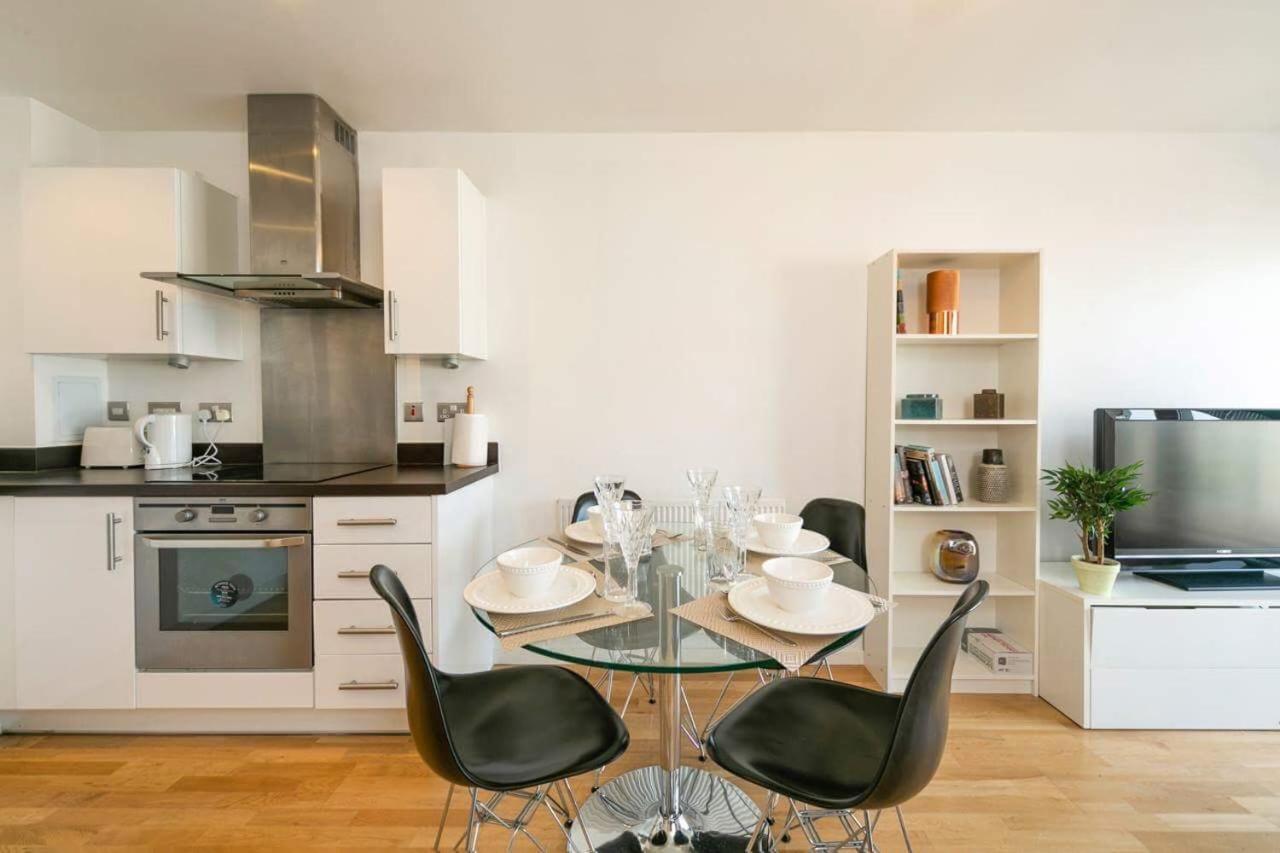 Modern Two Bedroom Two Bathroom Apartment Near London Bridge 2