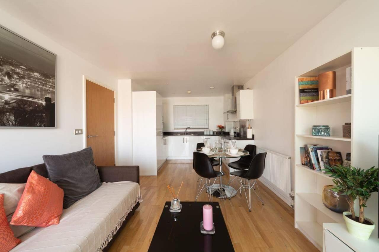 Modern Two Bedroom Two Bathroom Apartment Near London Bridge
