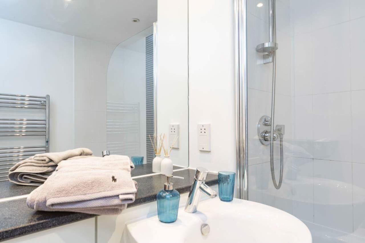 Modern Two Bedroom Two Bathroom Apartment Near London Bridge 1