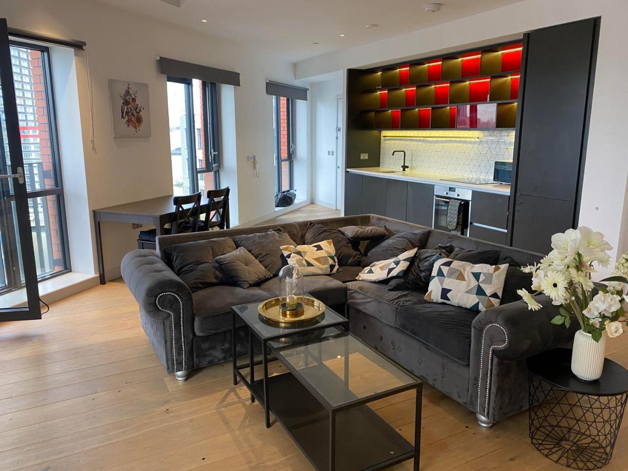 Luxury 1 Bed Apartment Canary View 1