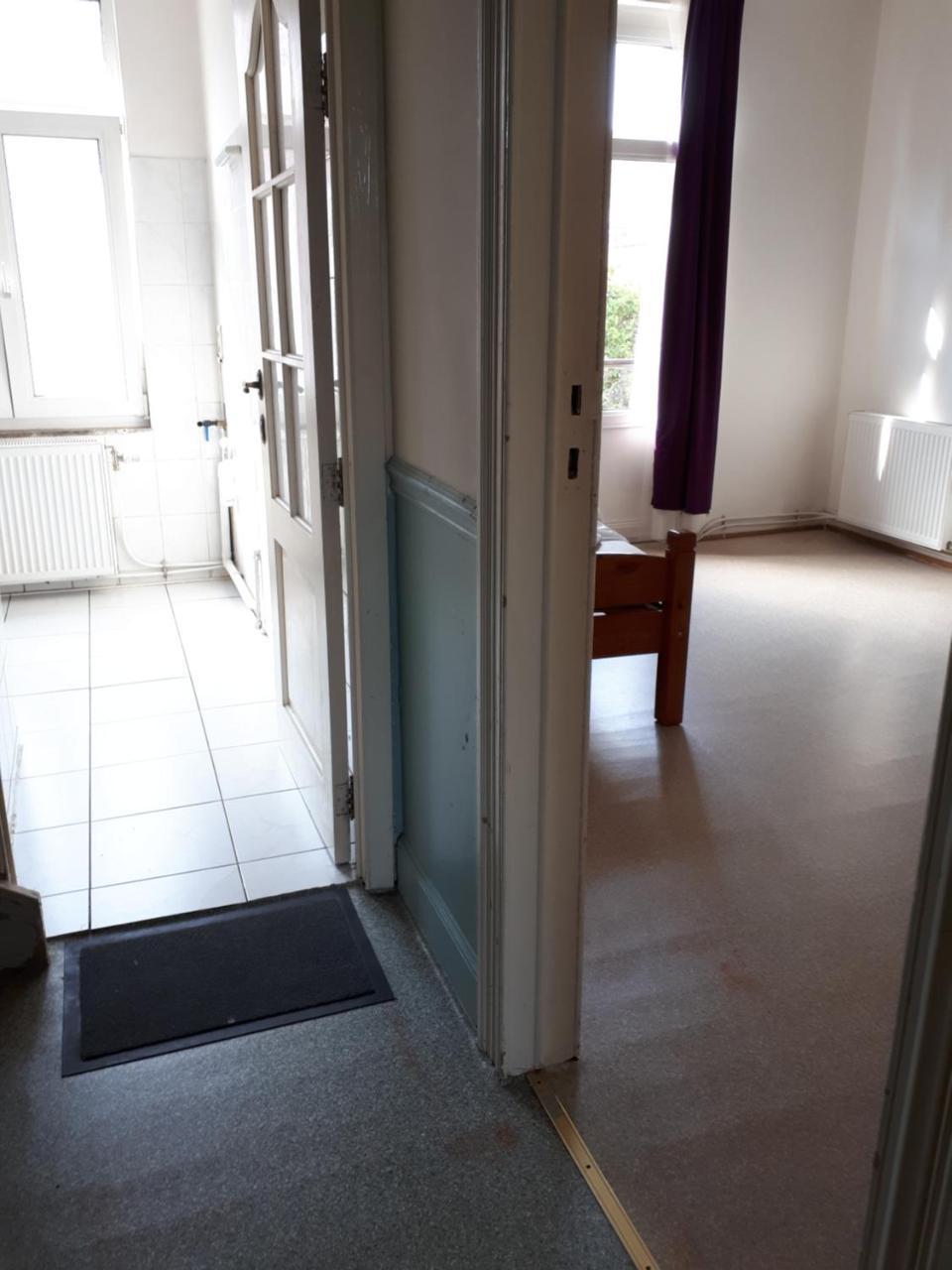 Brussels - Private Room with Balcony Or Terrace - Closely Metro Station