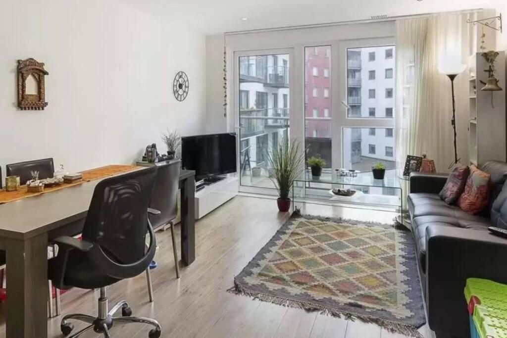 2-Bed Greenwich Flat + Pool, Gym, Lift, Balcony