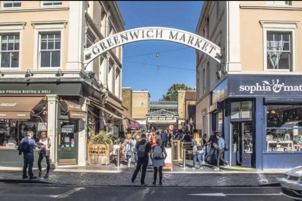 2-Bed Greenwich Flat + Pool, Gym, Lift, Balcony 1