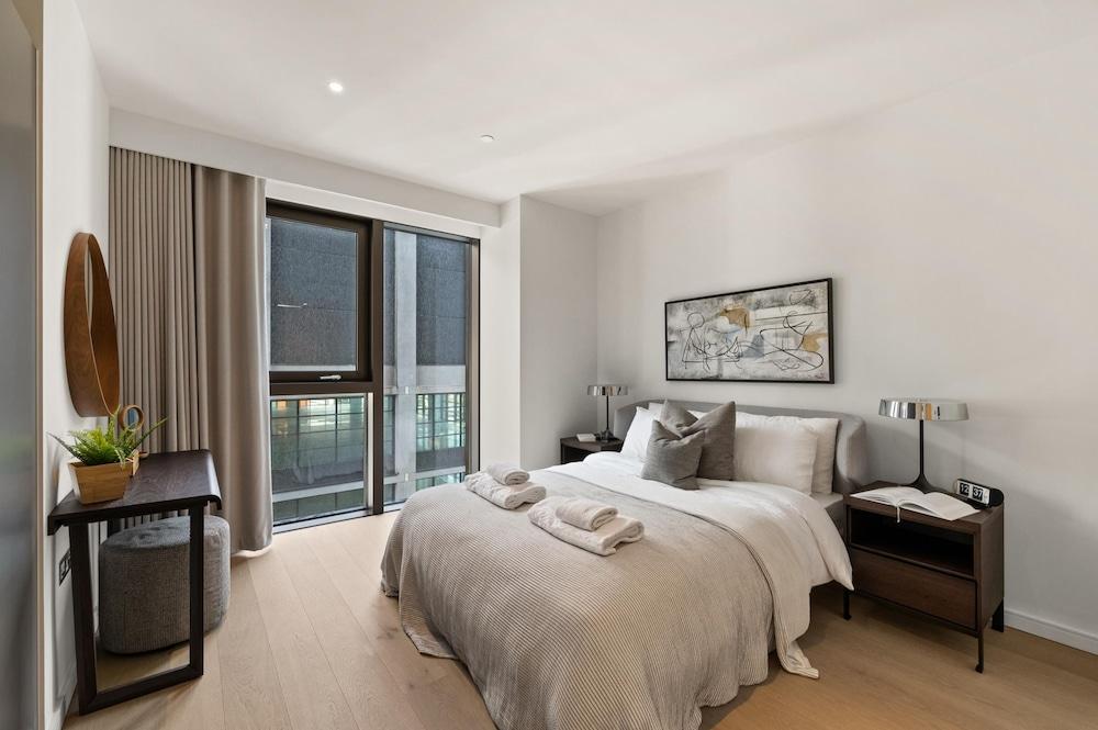 Deluxe Two Bedroom Canary Wharf Apartment with River Views 1