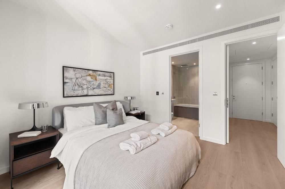 Deluxe Two Bedroom Canary Wharf Apartment with River Views 2