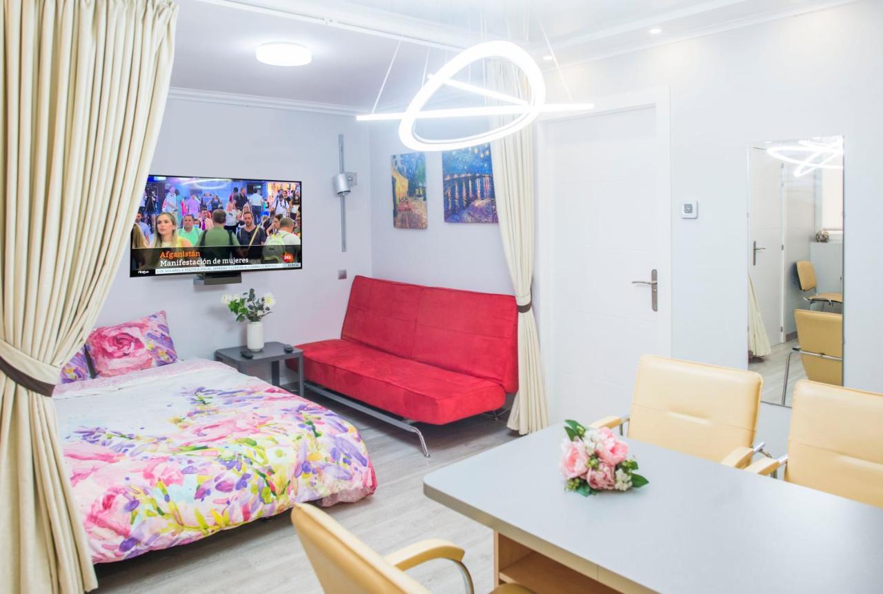 Camp Nou, Europa Fira - Modern Two-Bedroom Apartment with Heating