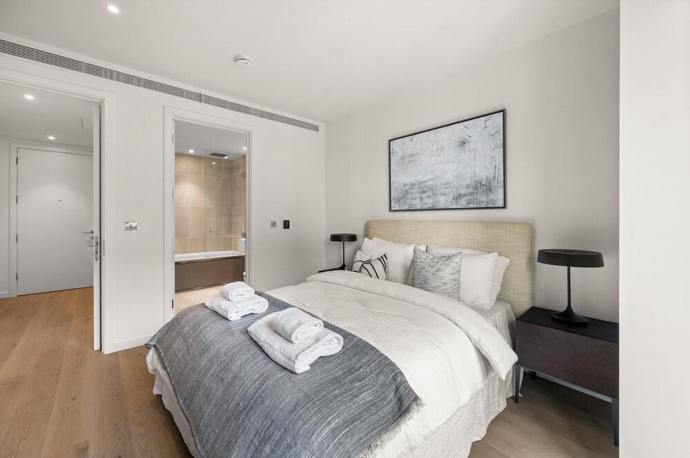 Luxury Two Bedroom Apartment in East Londons Docklands 1