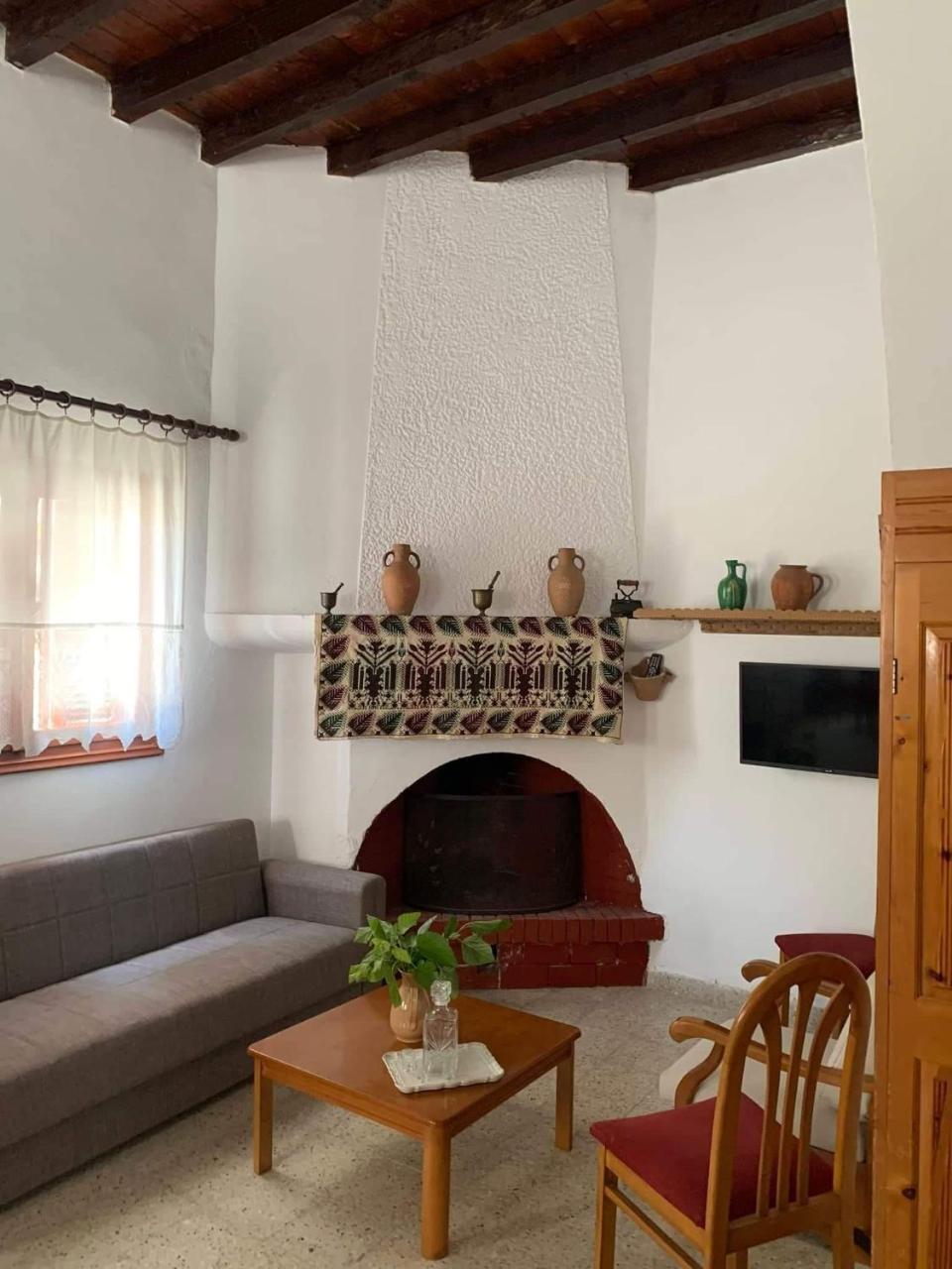 Pinio's Traditional House 1