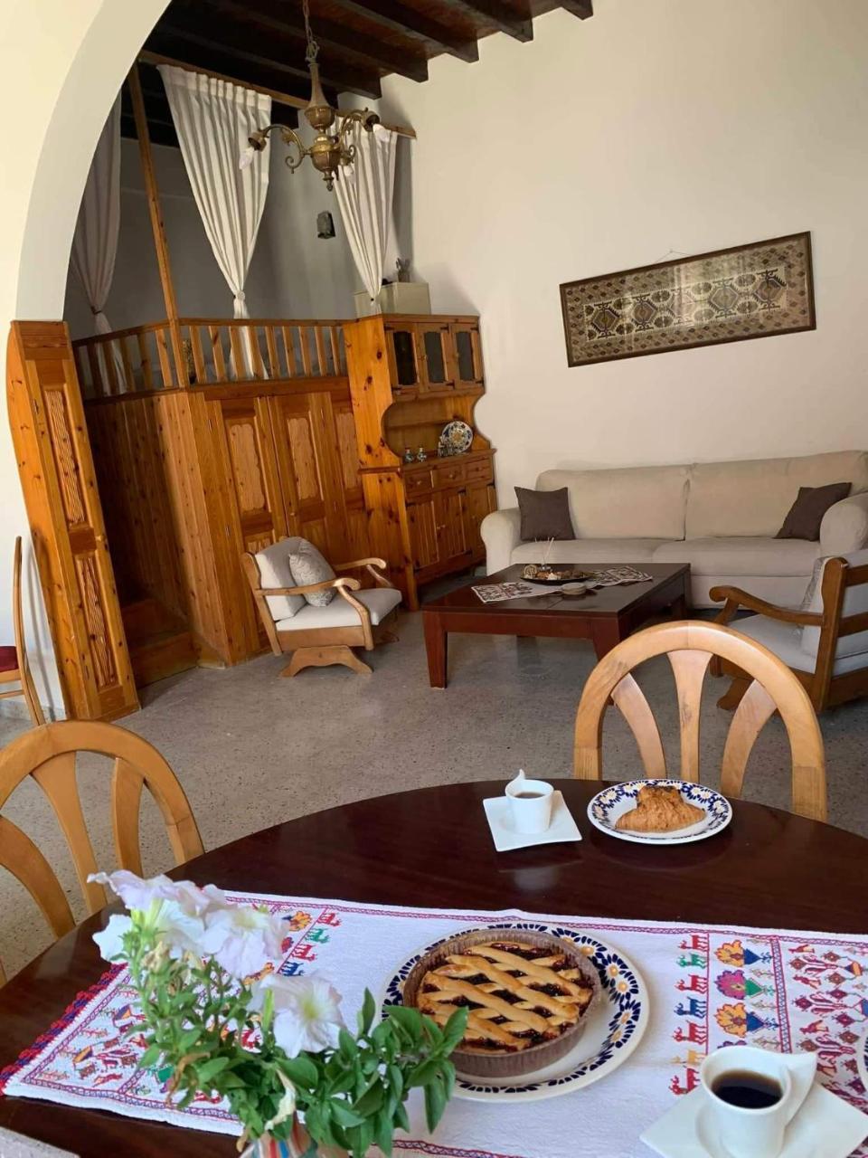 Pinio's Traditional House 2