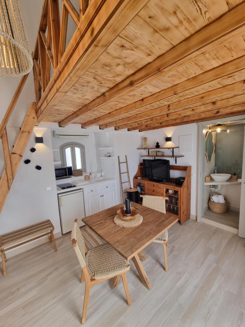 Lovely House at Oia Village Center 1