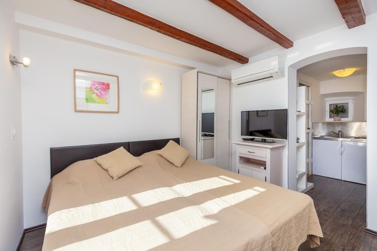 City Wall's Studio Apartment