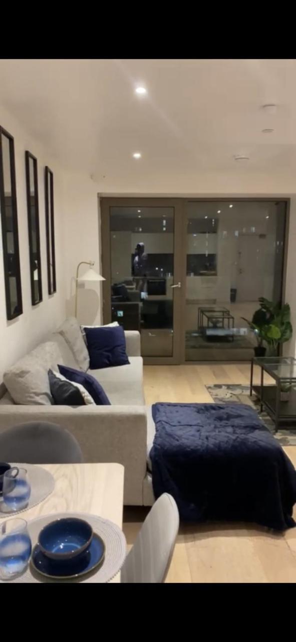 Md Apartments : Stunning 2 Bedroom 2 Bath Apartment - Royal Docks 1