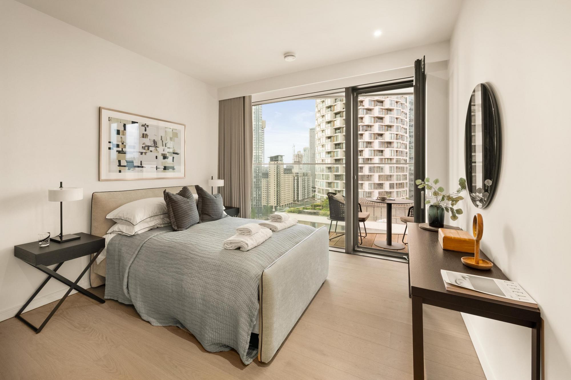 Stylish Two Bedroom Apartment with River Views in Docklands 1