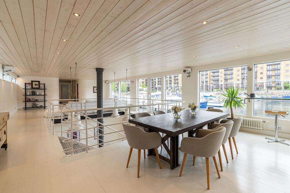 Joivy Stunning 5-Bed Boathouse on the River Thames 1