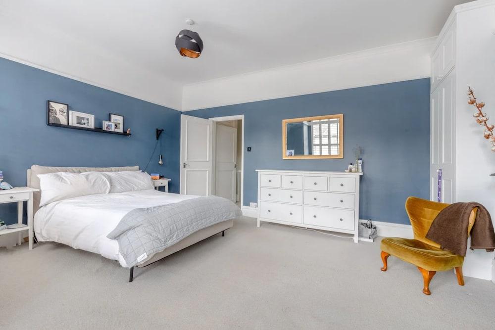 Spacious 2 Bedroom Home in Lewisham