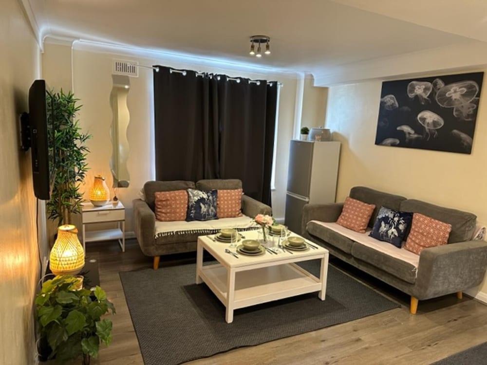 Superb 1-Bed Private Family Apartment in Centre