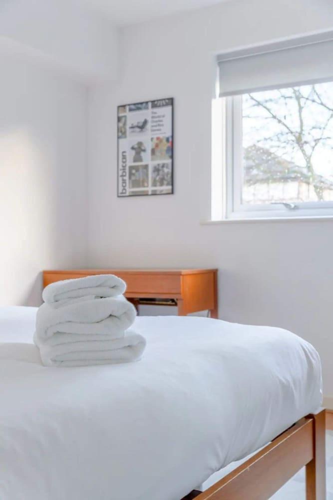 Serene 1 Bedroom Flat Near Canary Wharf 2