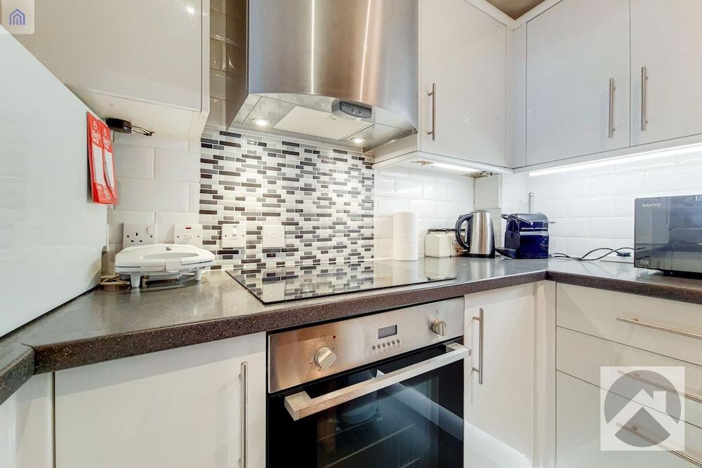 2 Bed &1 Bath Apartment in Canary Wharf 2