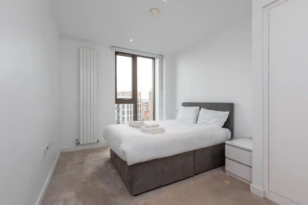 Bright And Modern 2 Bedroom Flat in Royal Wharf 2