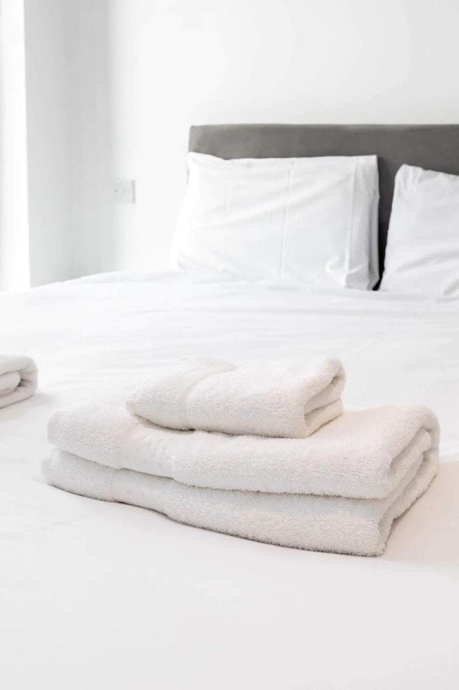 Bright And Modern 2 Bedroom Flat in Royal Wharf