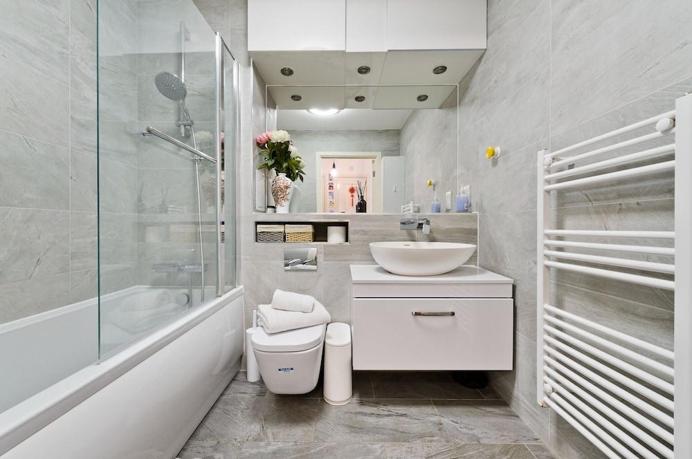 Bright Greenwich Flat Near Canary Wharf by Underthedoormat