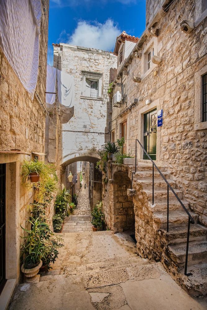 Rafael Rooms And Apartments by Duhomes