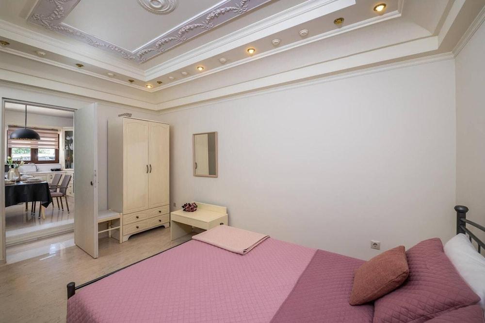 Mikaela's Pool House 2