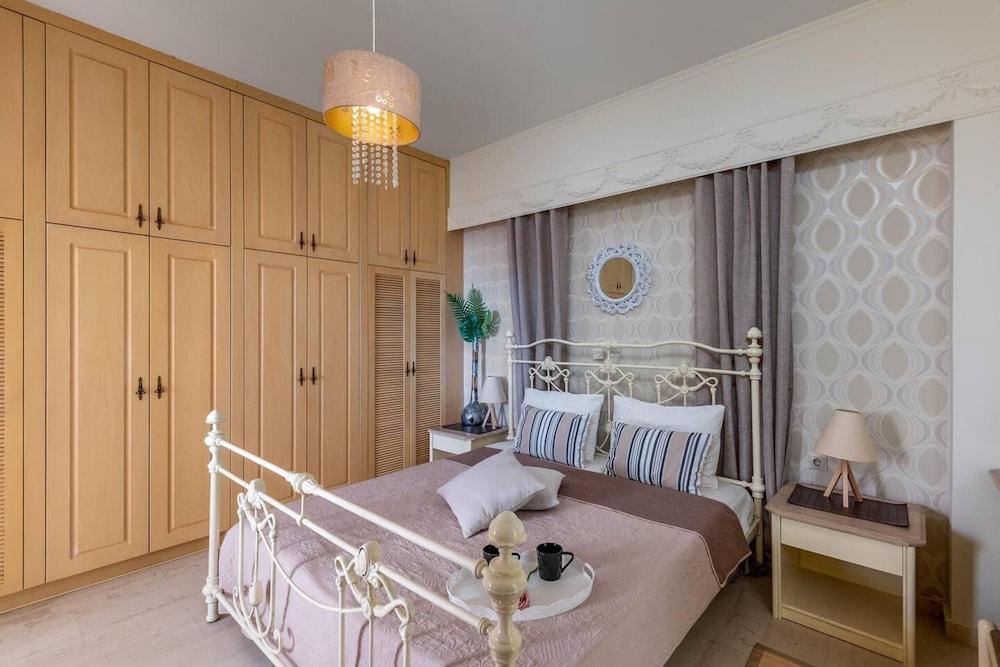 Mikaela's Pool House 1