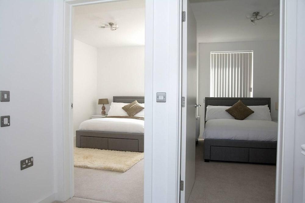 Charming 3-Bed House in East Central London 1