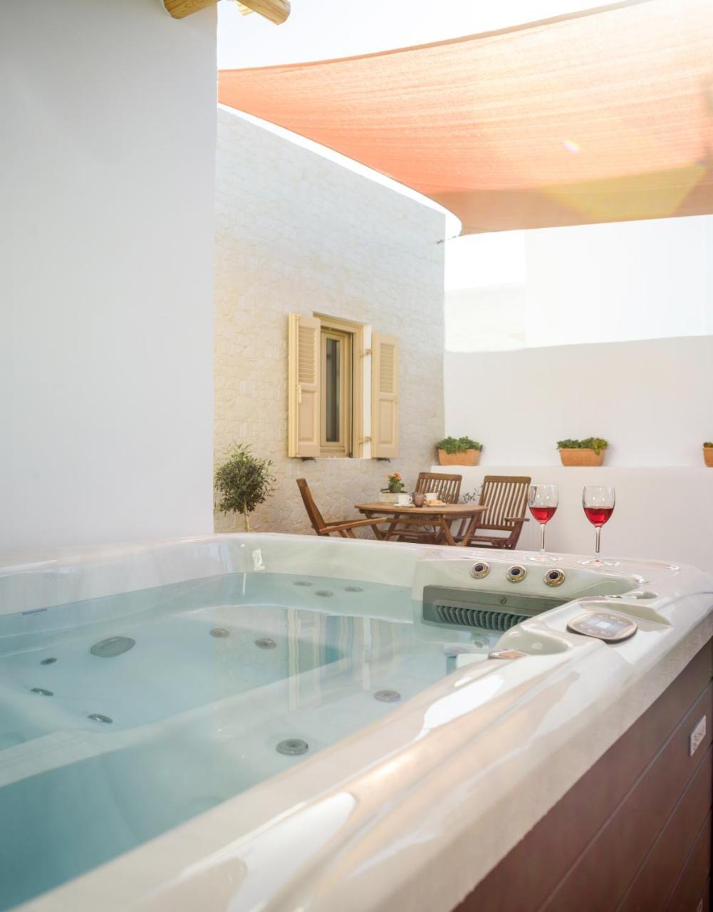 Heart of Oia - Private House with Jacuzzi 1