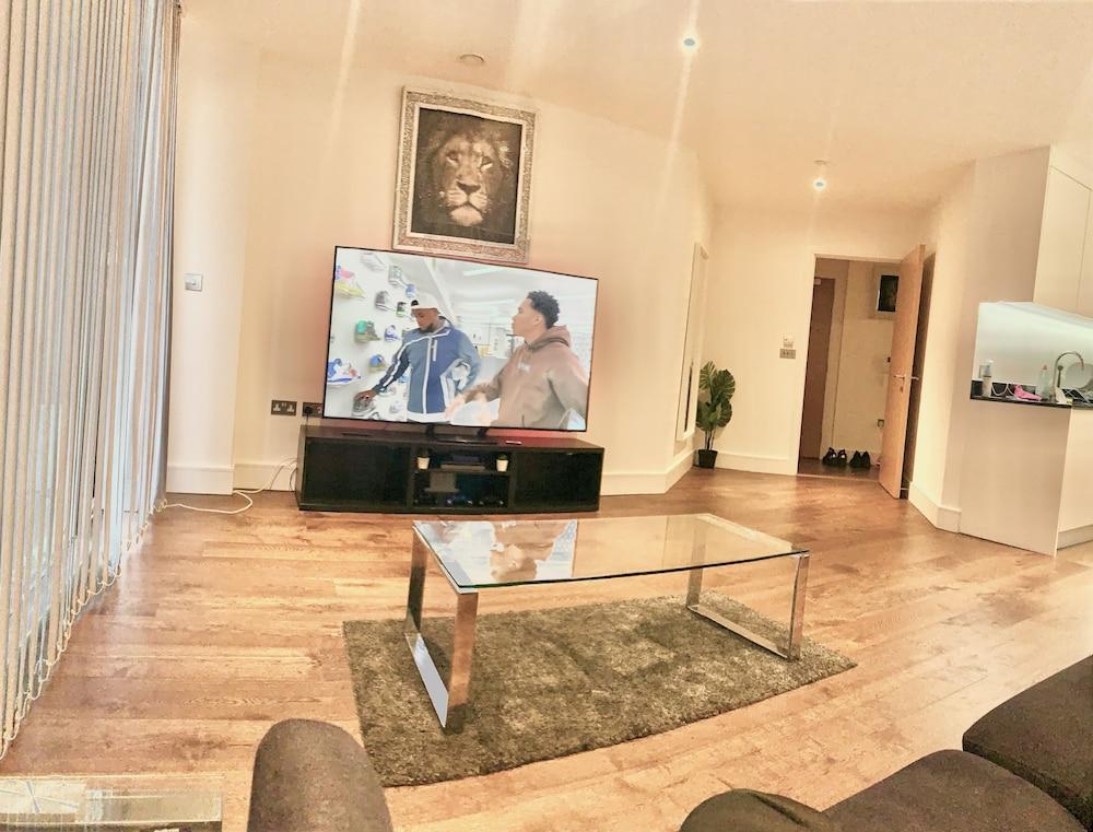 Remarkable 2-Bed Apartment in London Amazing Views