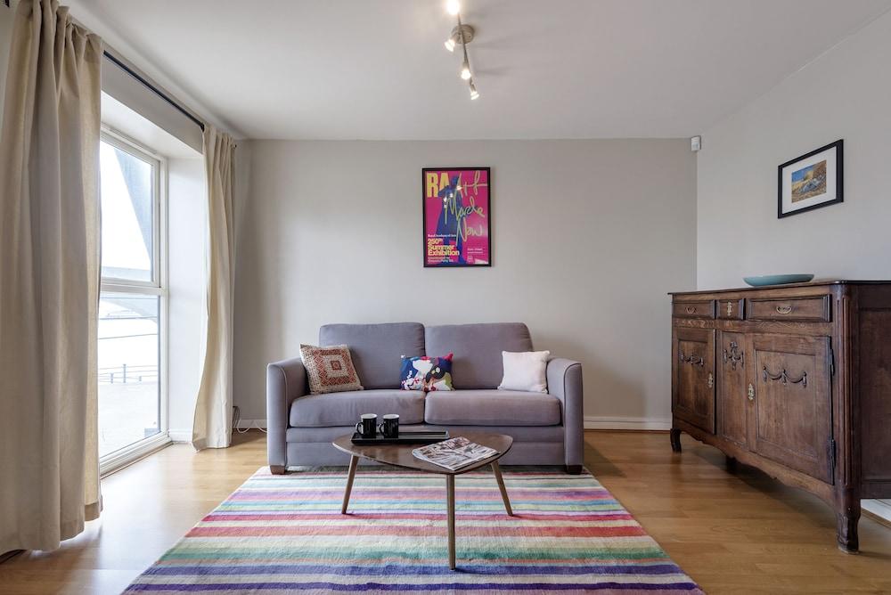 Panoramic Docklands Home with Waterfront Views by Underthedoormat