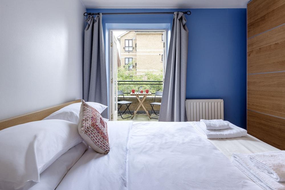 Panoramic Docklands Home with Waterfront Views by Underthedoormat 2