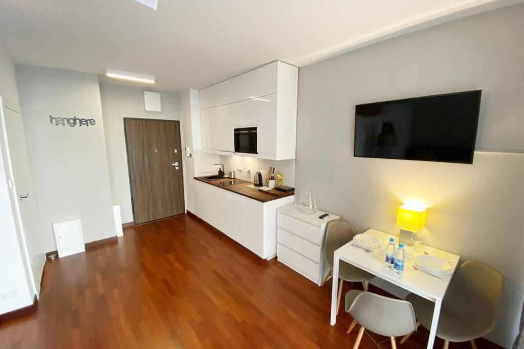 ! Cozy Skyline Studio Near City Center +Netflix !