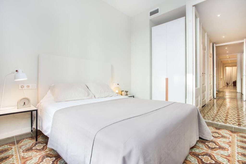 4 Bedroom Apartment with a Balcony in las Ramblas 2 2 (Adults Only)