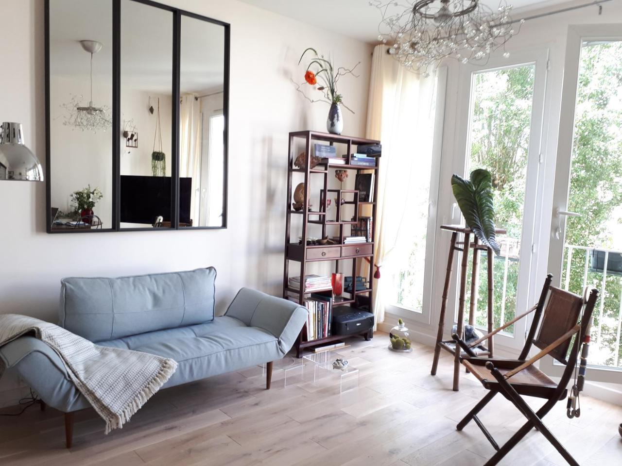 Aux Portes de Paris, Dans Un Parc Clos.