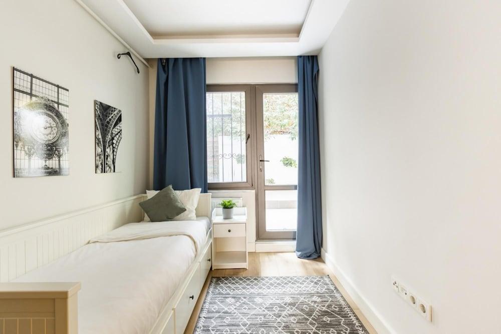 Sleek And Central Flat with Backyard in Besiktas