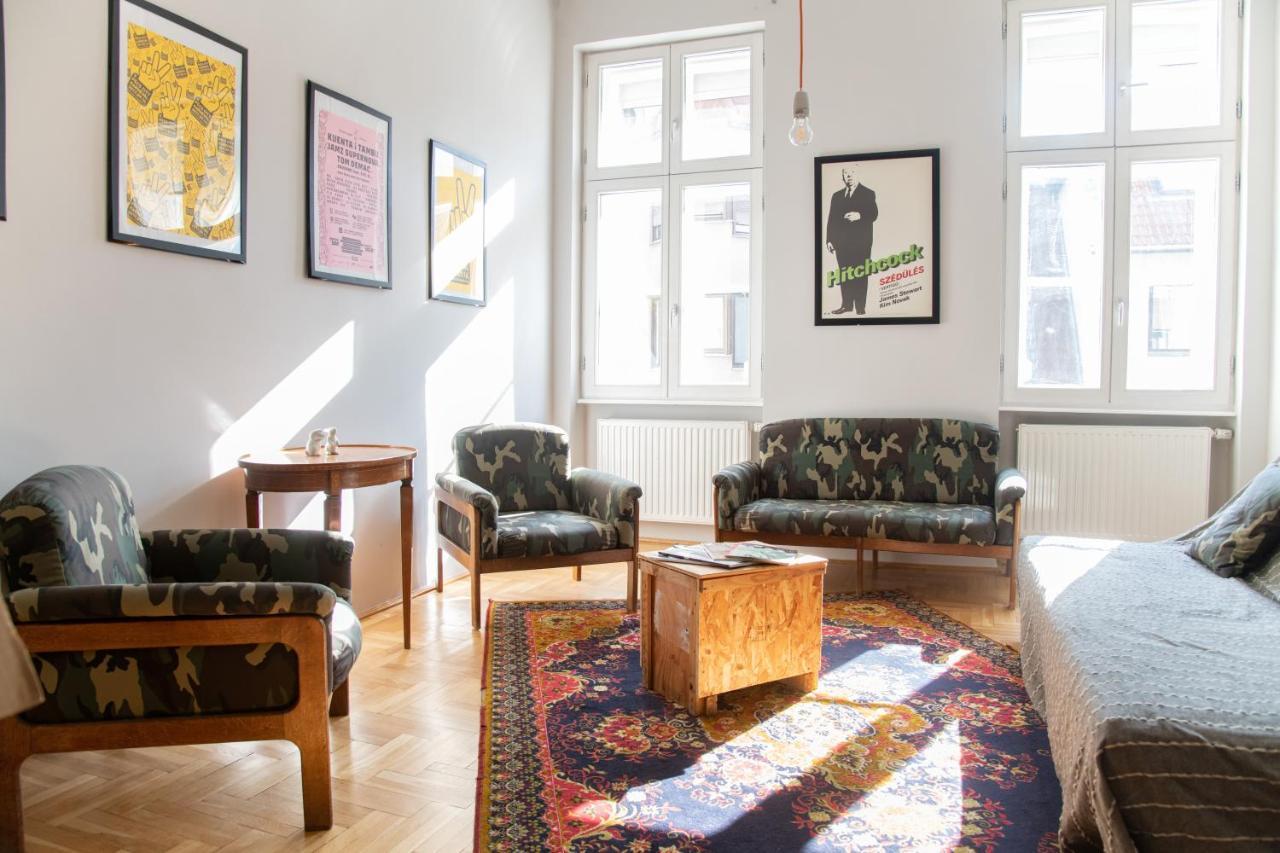 Stylishly Redecorated Apartment in Great Location