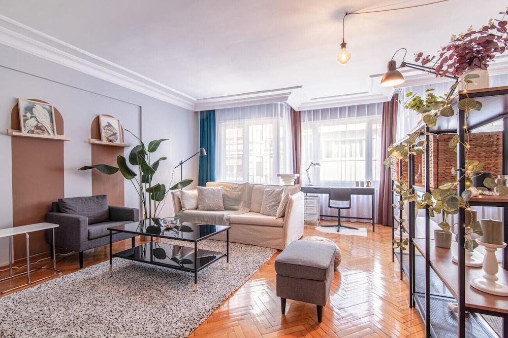 Gorgeous Flat with Lovely Balcony in Nisantasi