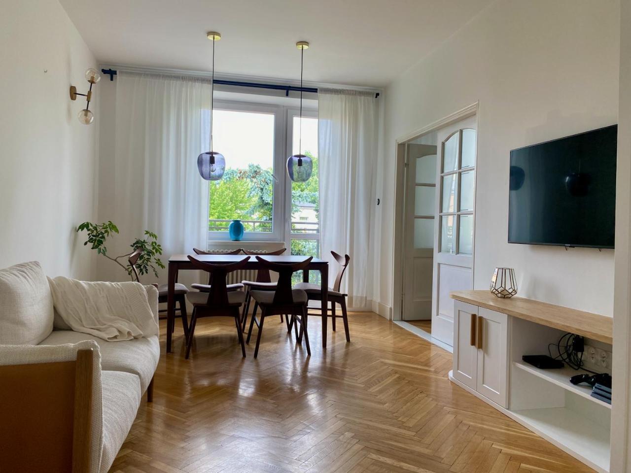 Chic Apartment in Vibrant Area - National Stadium - Saska Kepa
