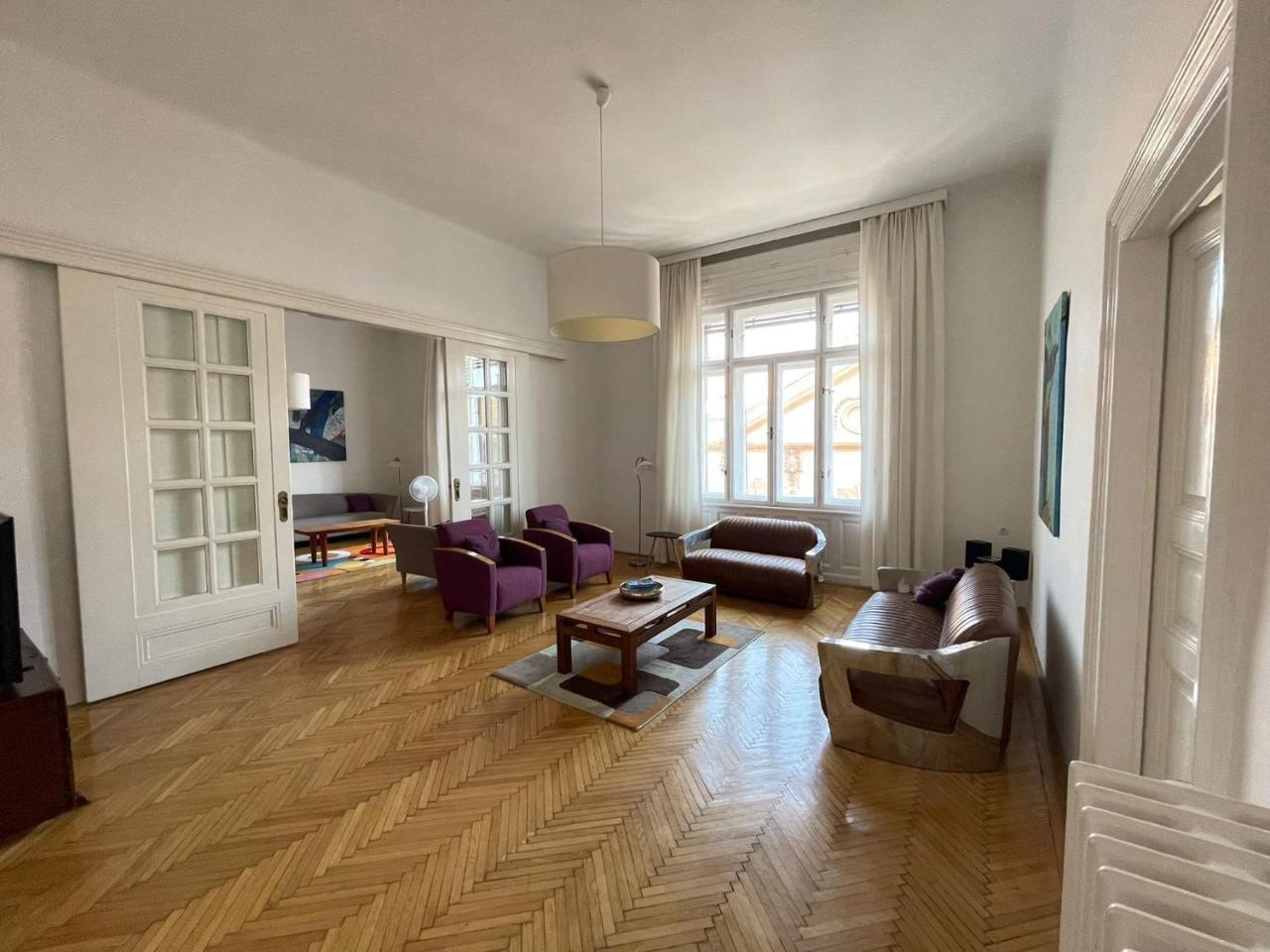 Sunny, Airy, Artsy & Authentic Loft with Balcony