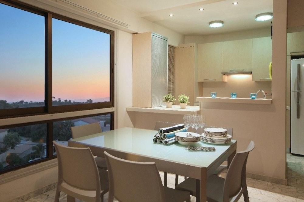 Mackenzie Seafront Suite 2