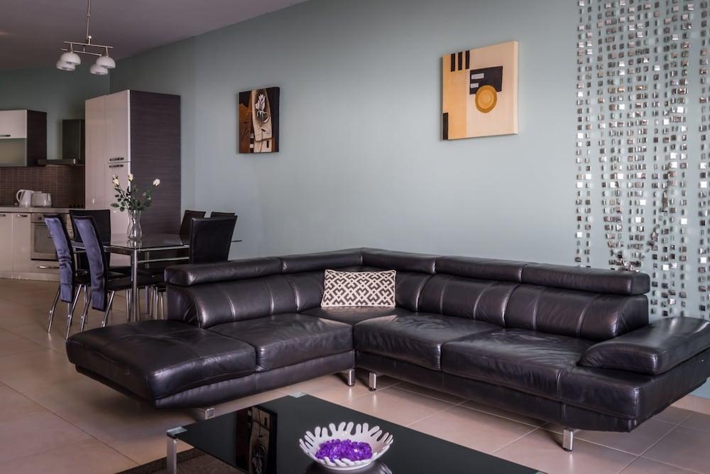 Consiglia Apartments