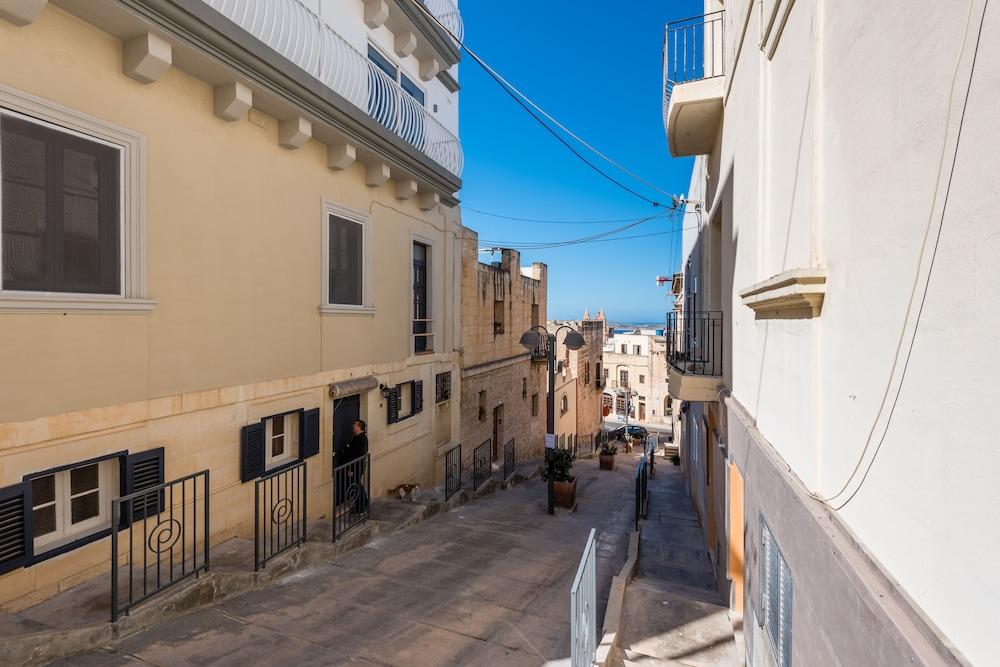 Yellow Pearl Apartments