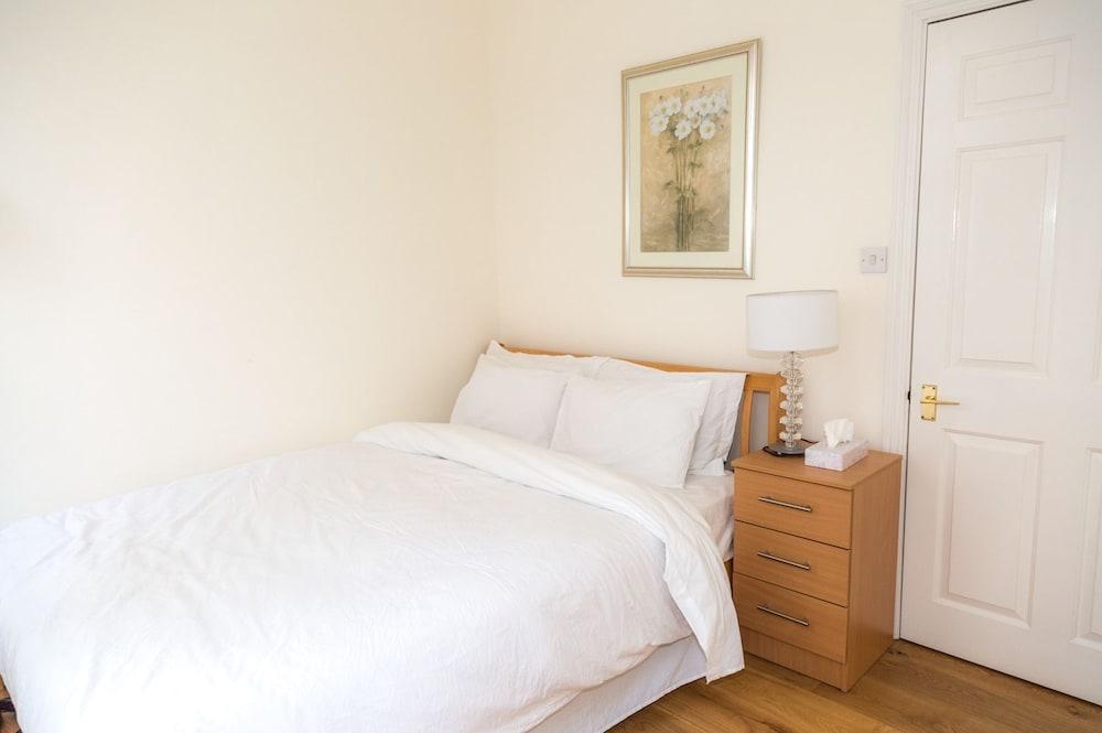 Modern 2 Bed Flat in Historic Building 1