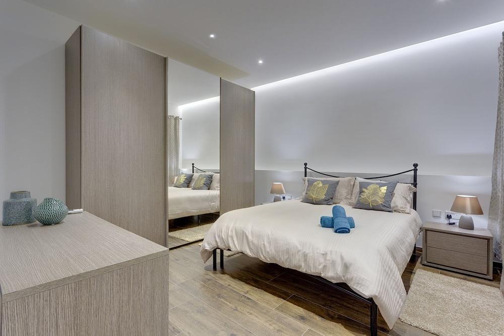 Luxury 3br Apartment with Marina Views 1