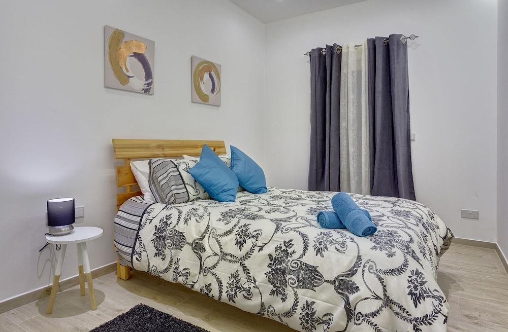 Luxury 3br Apartment with Marina Views 2